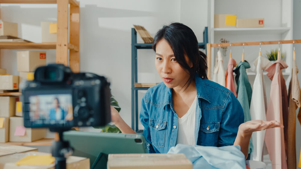 How WooCommerce Product Videos Improve Customer Engagement A retailer entrepreneur shooter a product video